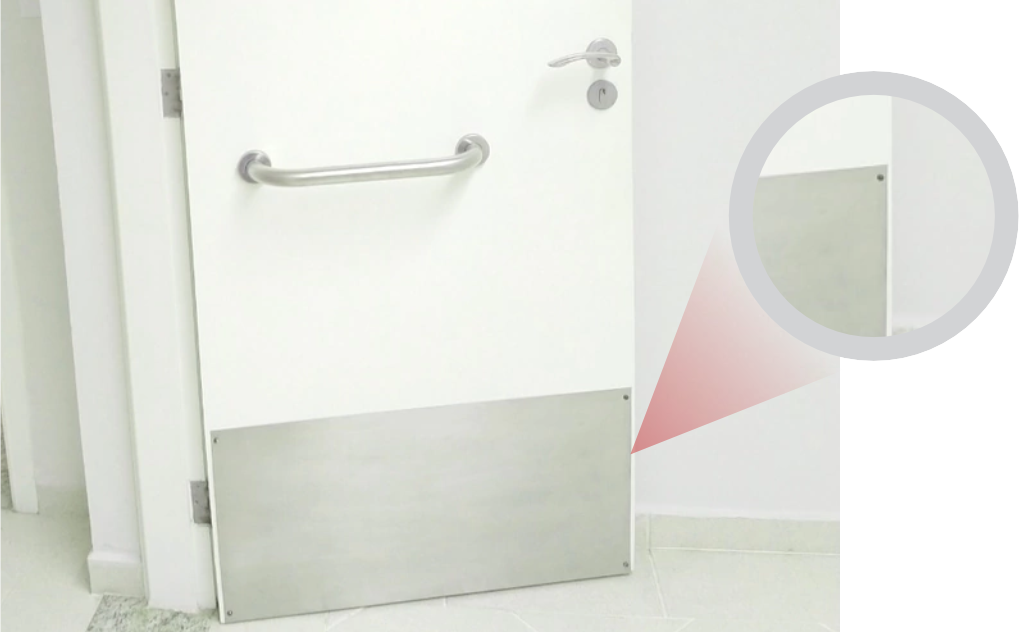 Aplicação e zoom da Placa de Impacto em uma porta