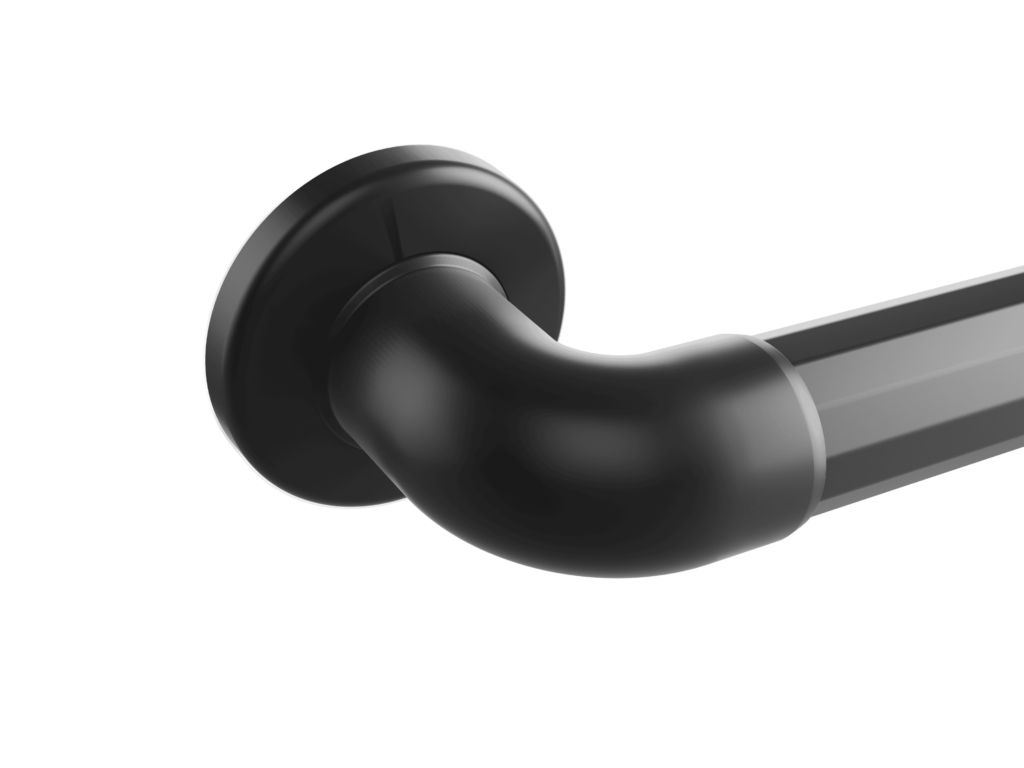 Close-up em ângulo de uma barra de apoio feita de PVC na cor preta. O detalhe foca na junção entre o corpo da barra e o suporte de fixação na parede, destacando o design ergonômico com textura levemente facetada para melhor aderência (grip).