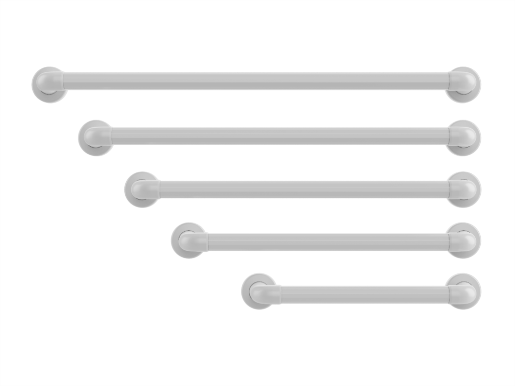 Fotografia de catálogo exibindo cinco unidades de barra de apoio PVC na cor branca, dispostas horizontalmente uma sobre a outra em ordem decrescente de tamanho. As barras possuem acabamento liso, extremidades curvas com canoplas de fixação circulares e estão apresentadas contra um fundo cinza claro.