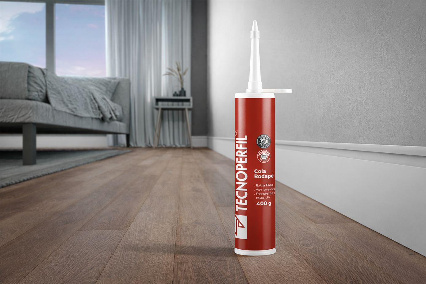 Cola rodapé Tecnoperfil em uso com rodapé PVC instalado em ambiente interno com piso amadeirado